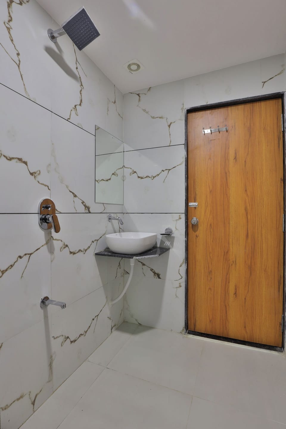 Deluxe Quadruple Room | Bathroom | Free toiletries, towels, soap, shampoo