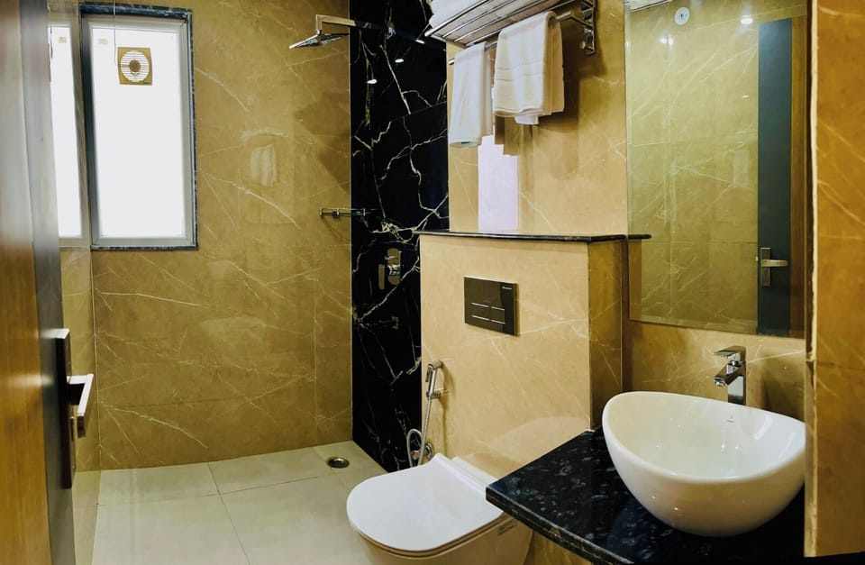 Deluxe Double Room | Bathroom | Combined shower/tub, free toiletries, hair dryer, slippers
