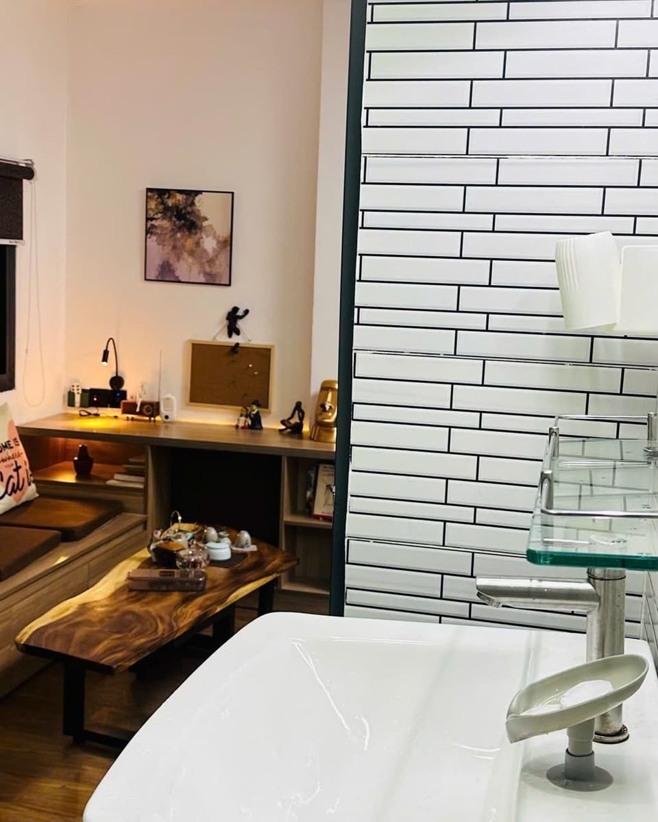 Deluxe Studio Suite | Bathroom | Free toiletries, hair dryer, slippers, bidet