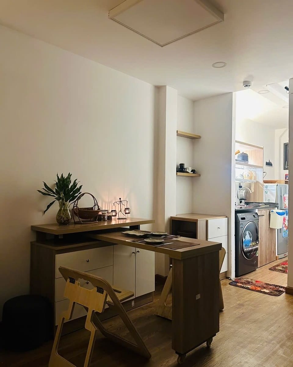 Deluxe Studio Suite | Private kitchen | Full-size fridge, microwave