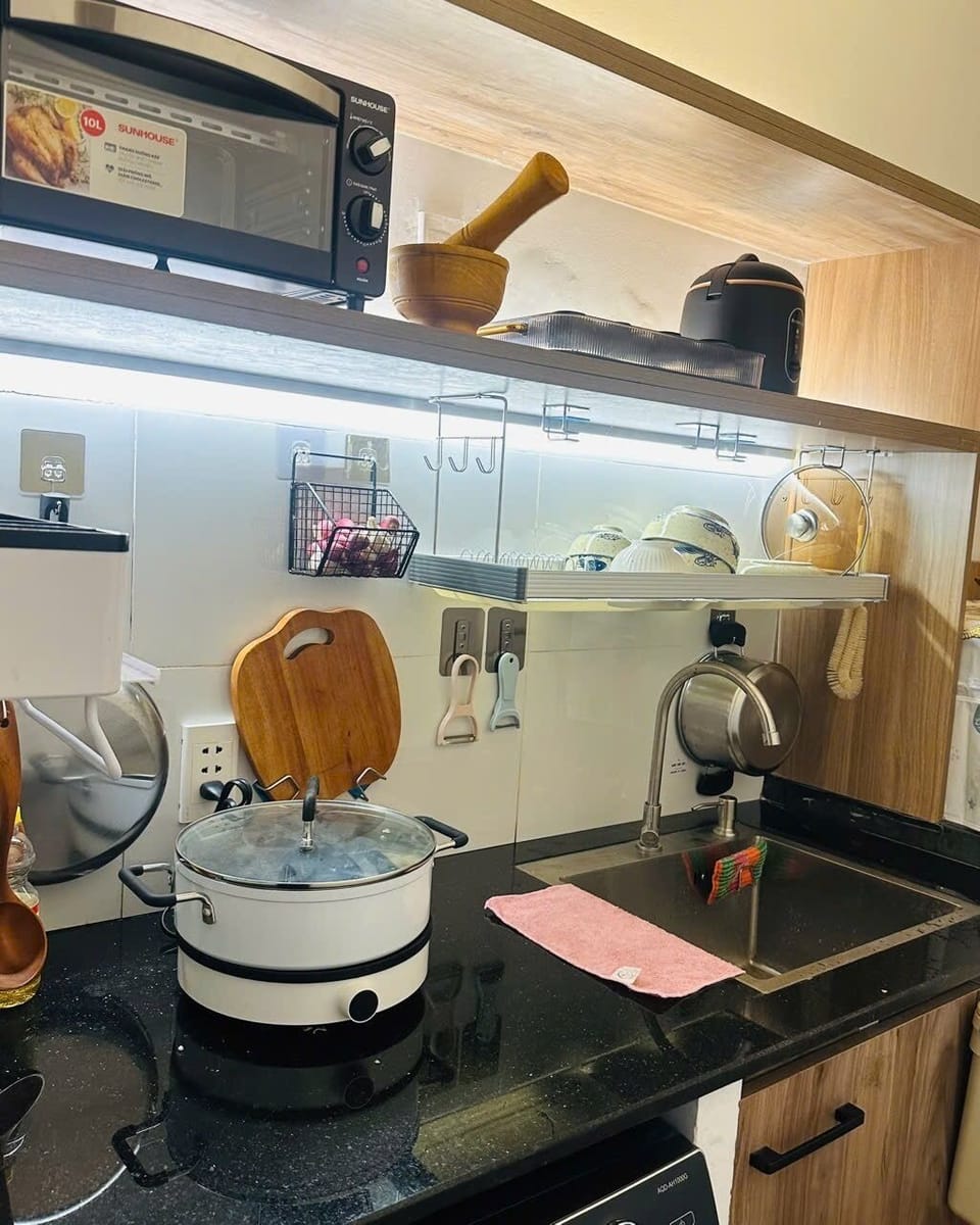 Deluxe Studio Suite | Private kitchen | Full-size fridge, microwave
