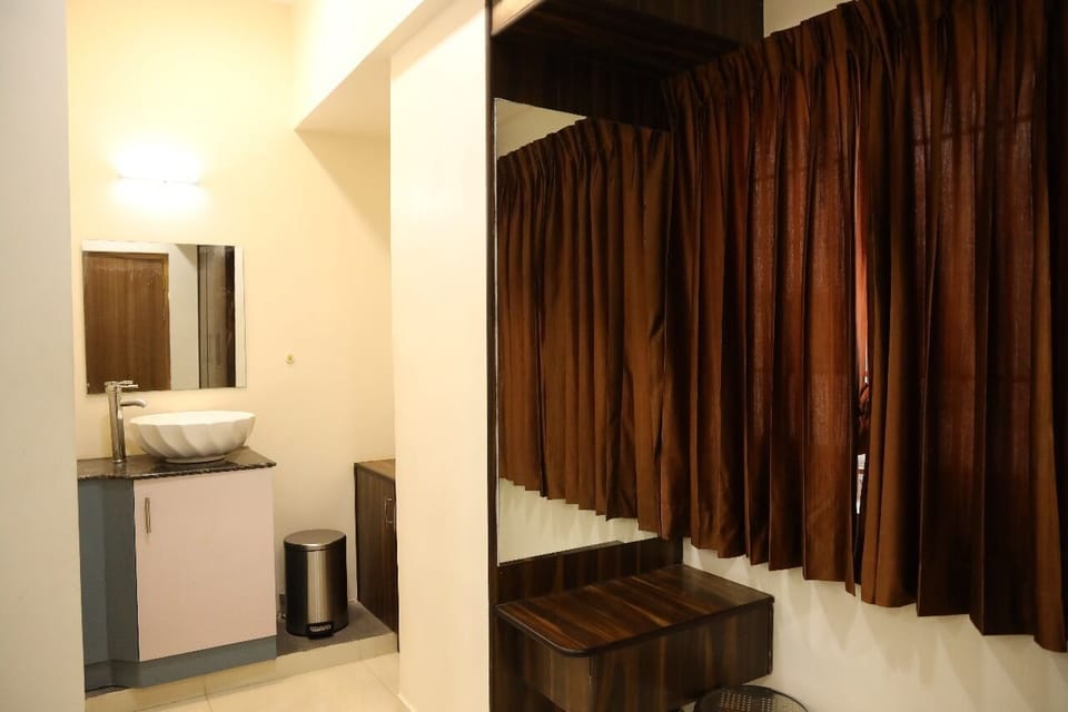 Family Villa | Egyptian cotton sheets, premium bedding, desk, free WiFi