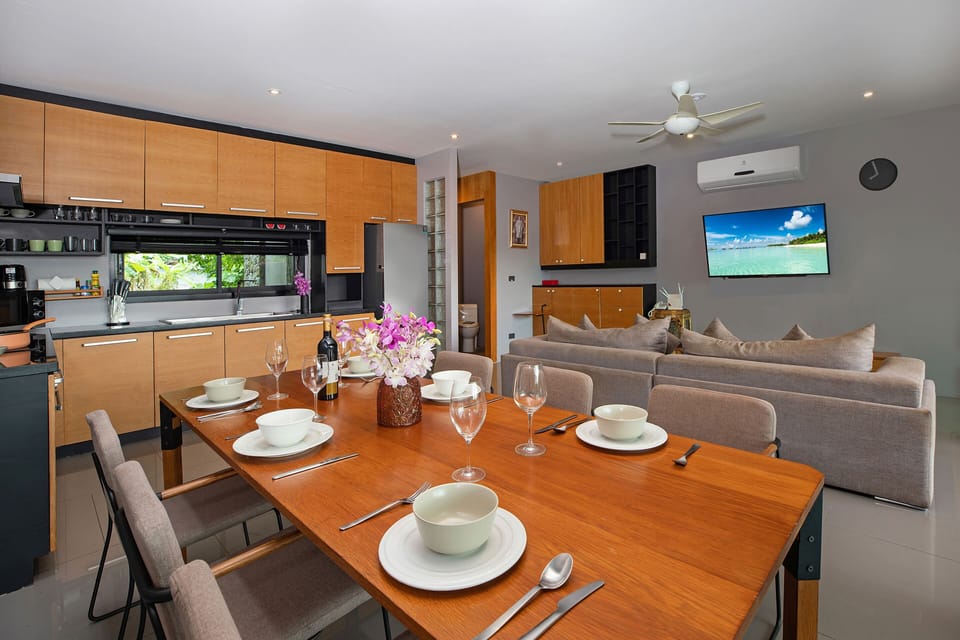 Design Villa, 4 Bedrooms, Private Pool, Lake View | In-room dining