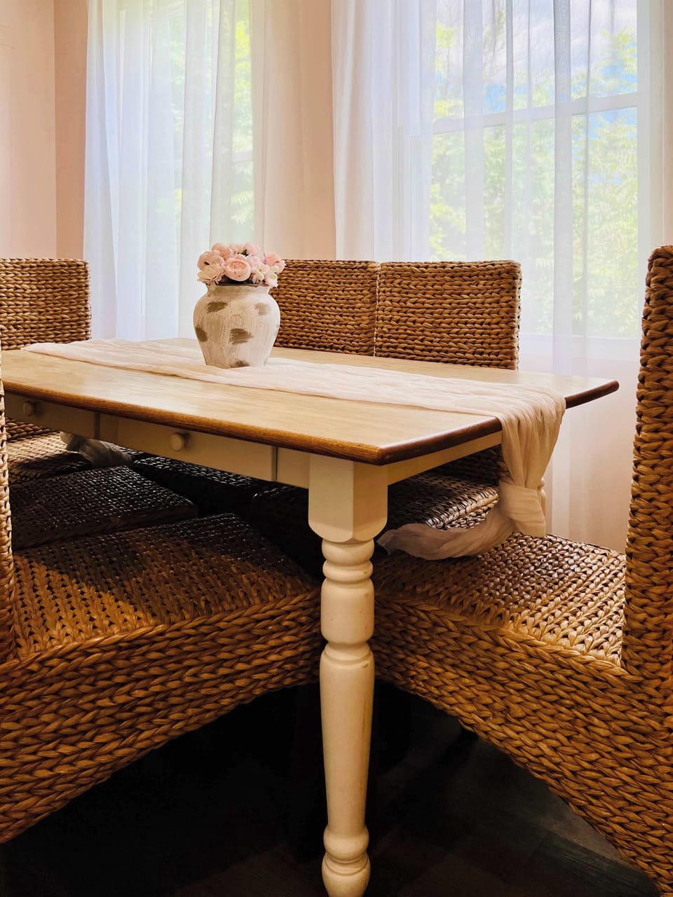 [Dining Area] Our stylish dining table for 6.