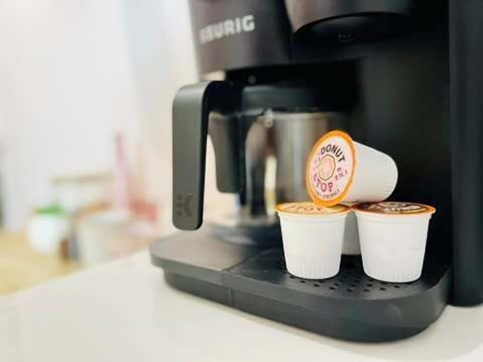 [Kitchen Area] Easy to use coffee maker with available coffee pods.