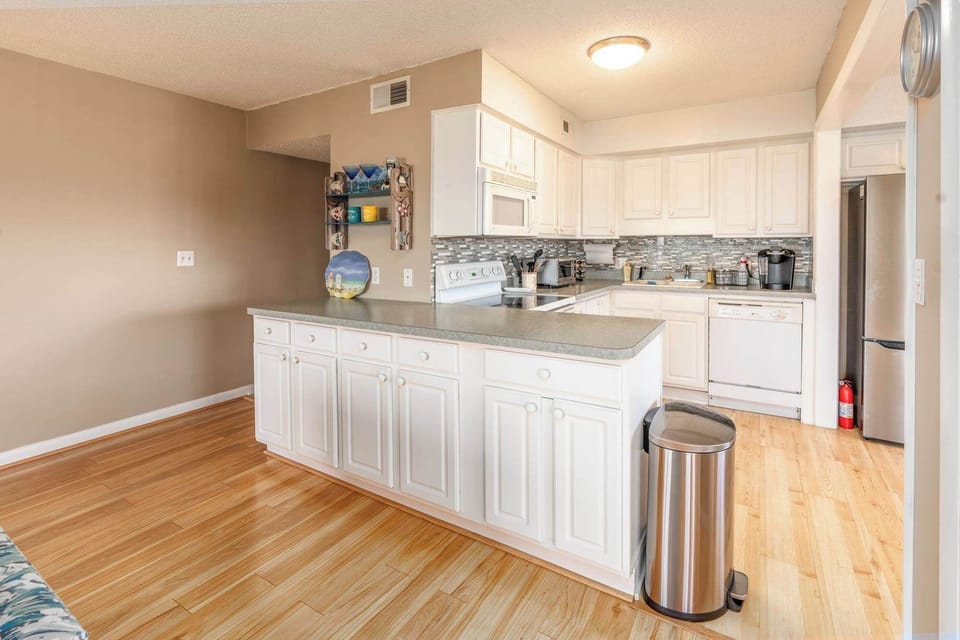 Fully Equipped Kitchen with Refrigerator, Stove, Oven, Microwave, Diswasher, Coffee Maker and More 