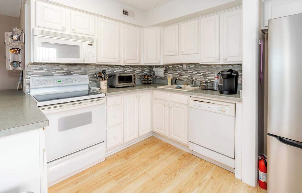Fully Equipped Kitchen with Refrigerator, Stove, Oven, Microwave, Diswasher, Coffee Maker and More 