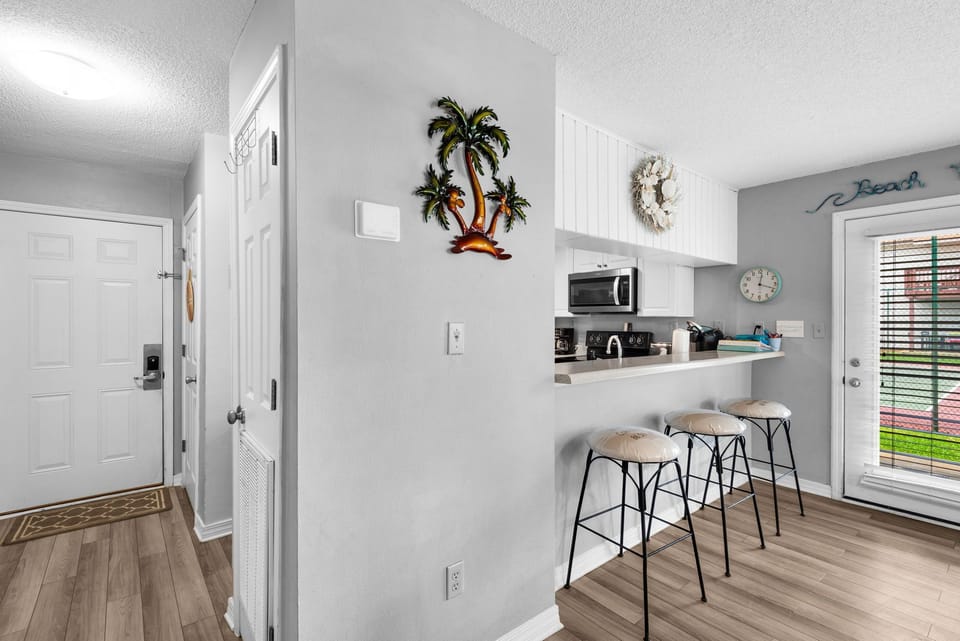 Eat-in kitchen bar seating