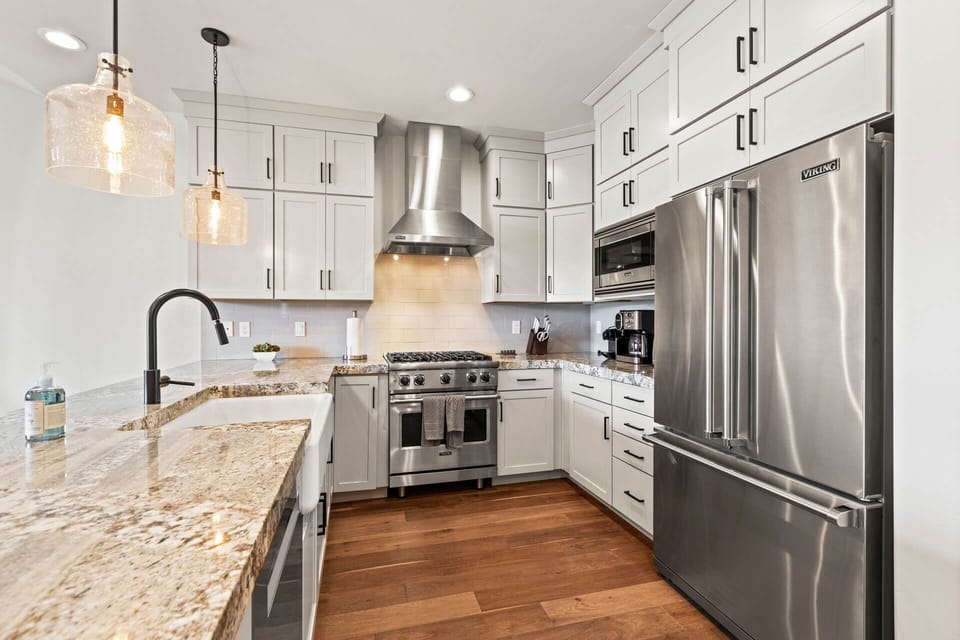 Black Rock Ridge 14544: Sleek countertop with modern appliances, perfect for culinary creations.