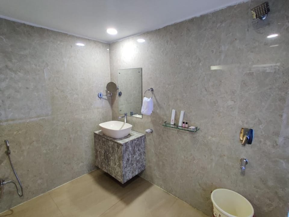 Superior Double Room | Bathroom | Shower, free toiletries, hair dryer, slippers