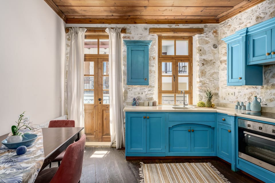 The villa features 5 bedrooms in total and can comfortably accommodate up to 10 guests.