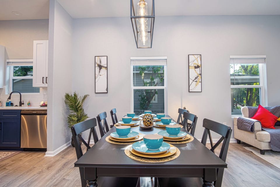Family House (4 Bedrooms) | In-room dining