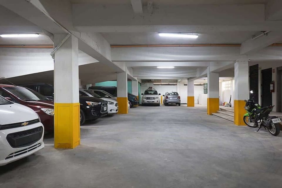 Estacionamiento techado del edificio