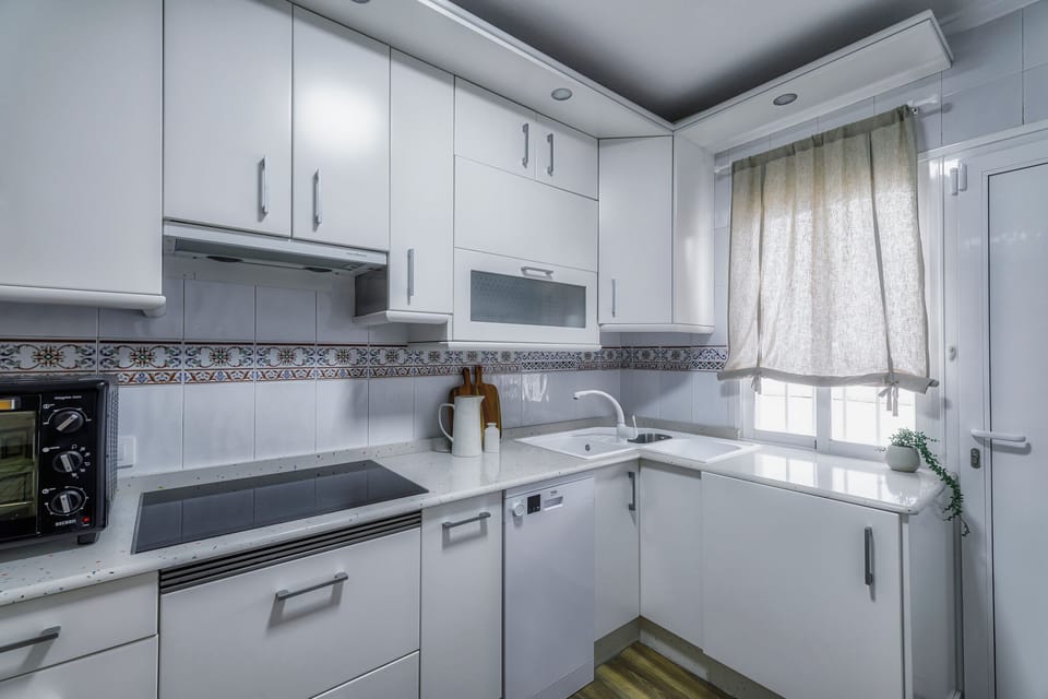 Functional kitchen with complete equipment, ideal for preparing any meal comfortably.