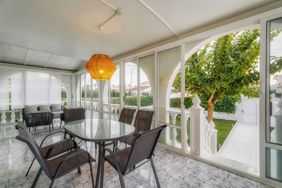 Large and cozy porch, perfect for enjoying the good weather and eating under the sunlight.