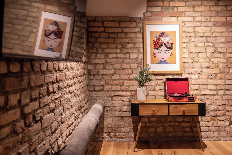 A touch of nostalgia between brick and vinyl – the perfect note to end the evening.