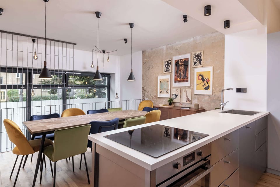 A place where conversations flow – design, light, and color merge into an open living space.