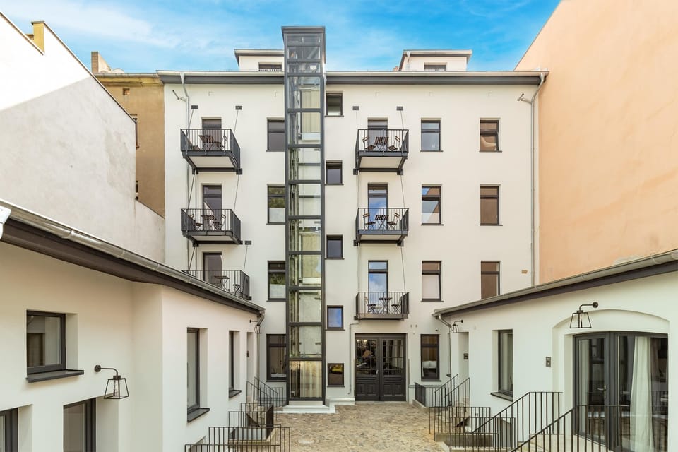 The serene courtyard blends design, light, and privacy – a sheltered retreat in the city.