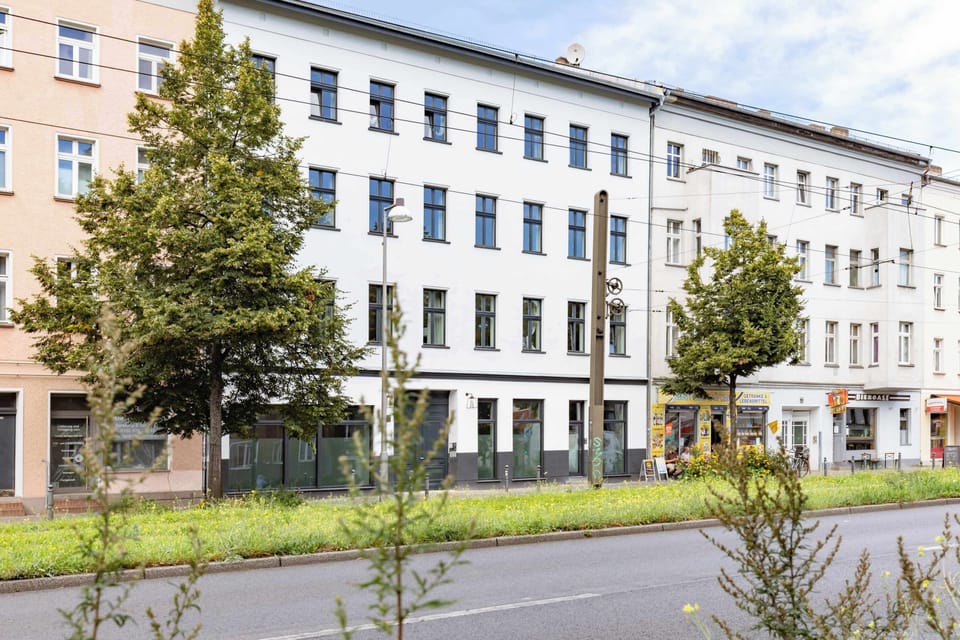 Clean lines and calm surroundings – with a direct tram connection right to Berlin’s heart.