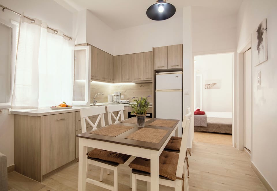 Deluxe Apartment | Private kitchen | Electric kettle, toaster