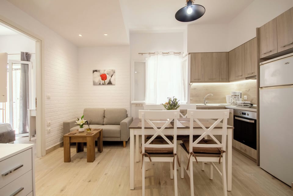 Deluxe Apartment | Private kitchen | Electric kettle, toaster