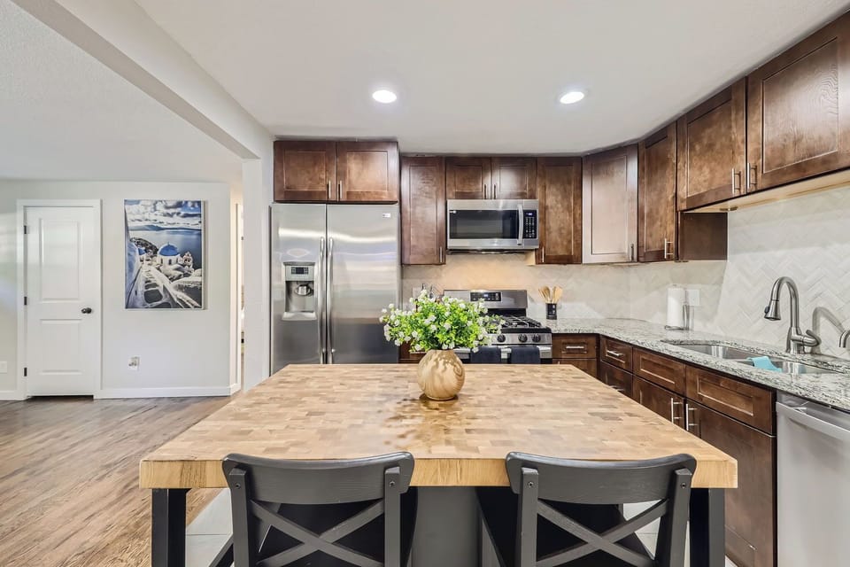 The kitchen island has seating for 2