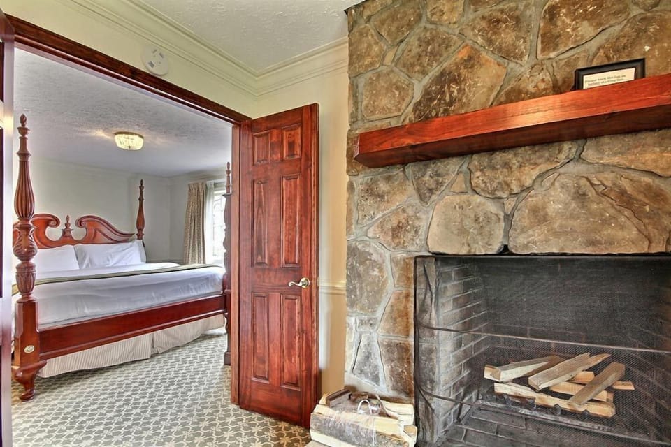 King Fireplace Suite in Meadows Bldg | Free WiFi