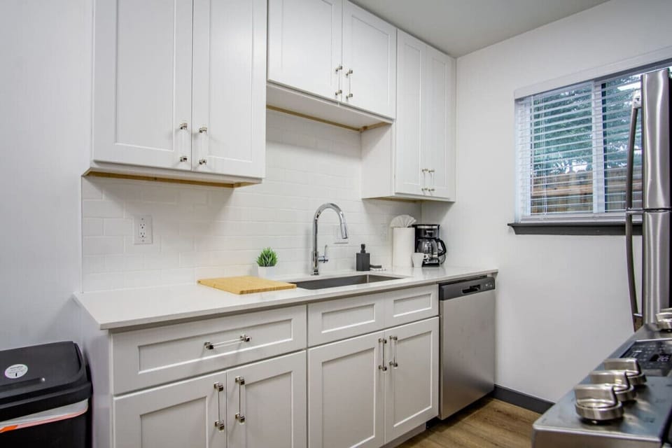 You’ll love the convenience of this fully equipped kitchen, where you can brew coffee, cook meals, or prepare snacks. The cozy layout and warm ambiance make cooking here a delightful part of your stay.