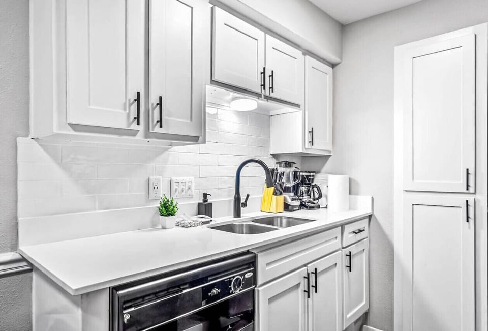 You’ll love the convenience of this fully equipped kitchen, where you can brew coffee, cook meals, or prepare snacks. The cozy layout and warm ambiance make cooking here a delightful part of your stay.