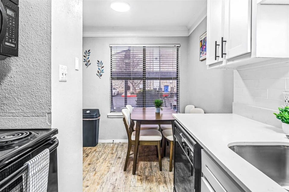 You’ll love the convenience of this fully equipped kitchen, where you can brew coffee, cook meals, or prepare snacks. The cozy layout and warm ambiance make cooking here a delightful part of your stay.