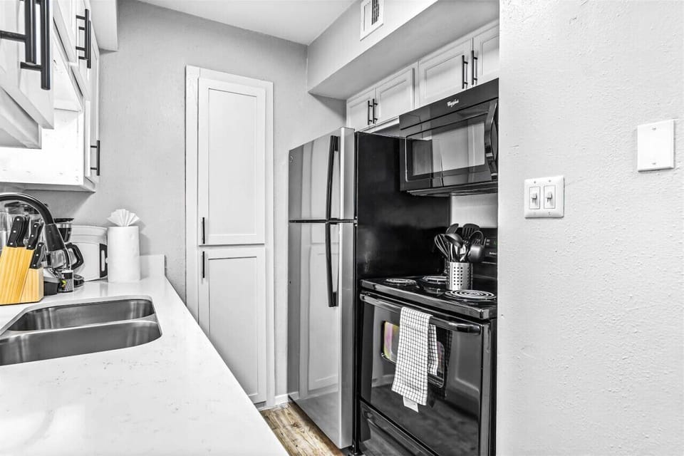 You’ll love the convenience of this fully equipped kitchen, where you can brew coffee, cook meals, or prepare snacks. The cozy layout and warm ambiance make cooking here a delightful part of your stay.