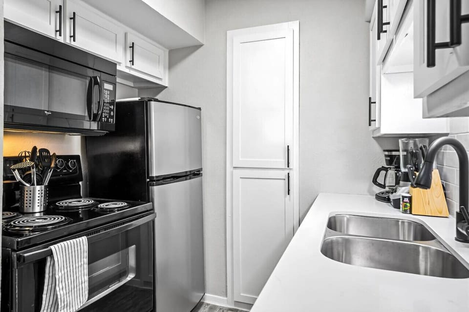 You’ll love the convenience of this fully equipped kitchen, where you can brew coffee, cook meals, or prepare snacks. The cozy layout and warm ambiance make cooking here a delightful part of your stay.