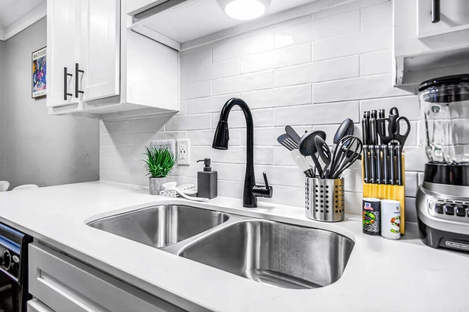 You’ll love the convenience of this fully equipped kitchen, where you can brew coffee, cook meals, or prepare snacks. The cozy layout and warm ambiance make cooking here a delightful part of your stay.