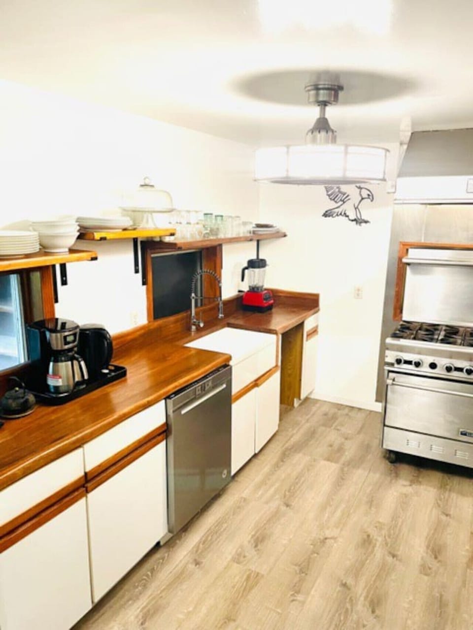 Acacia wood counter, coffee drip machine, toaster, tea kettle, high powered vita prep blender for your smoothies. Flat ware, glass ware, cutlery, knives and almost certainly all the cooking utensils you`ll need. It`s a true chef`s kitchen!