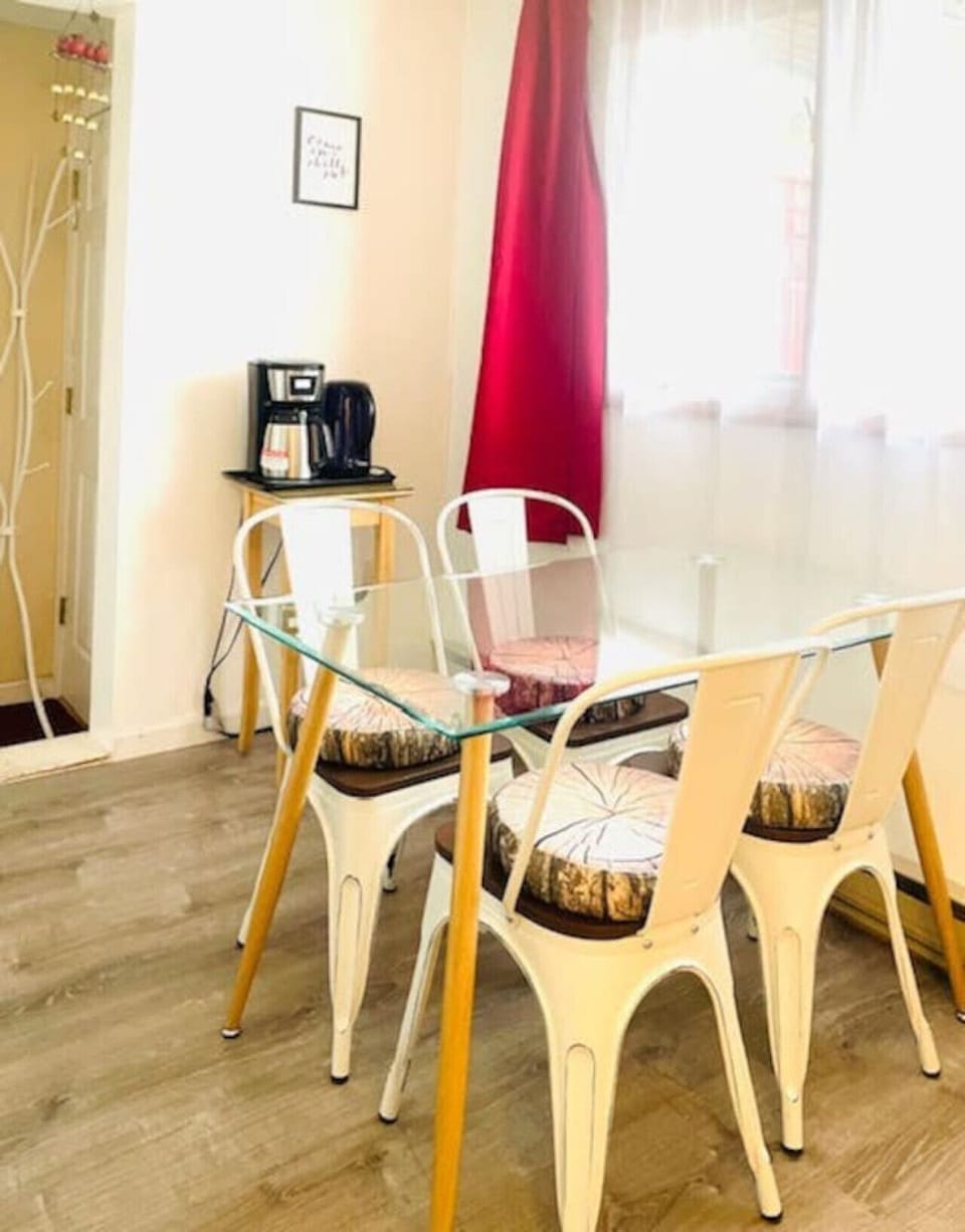 Bright and inviting dining space with natural light, cozy seating, and relaxing Catskills charm — perfect for slow breakfasts, coffee mornings, or planning your next mountain adventure.