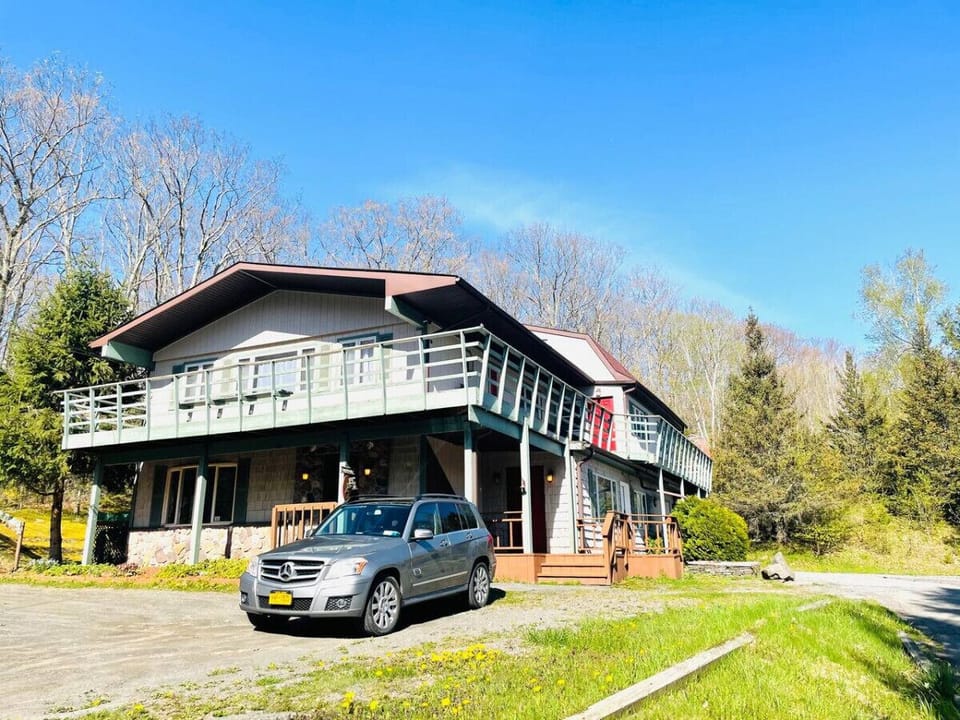 Spring view of the Alpine Four Season Lodge.