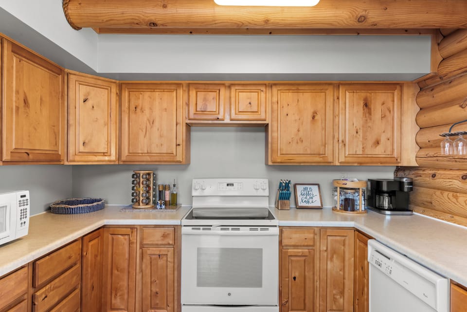 Enjoy our fully stocked kitchen with spices, salt & pepper, coffee, hot chocolate, and a variety of sweeteners. Help yourself and make yourself at home!