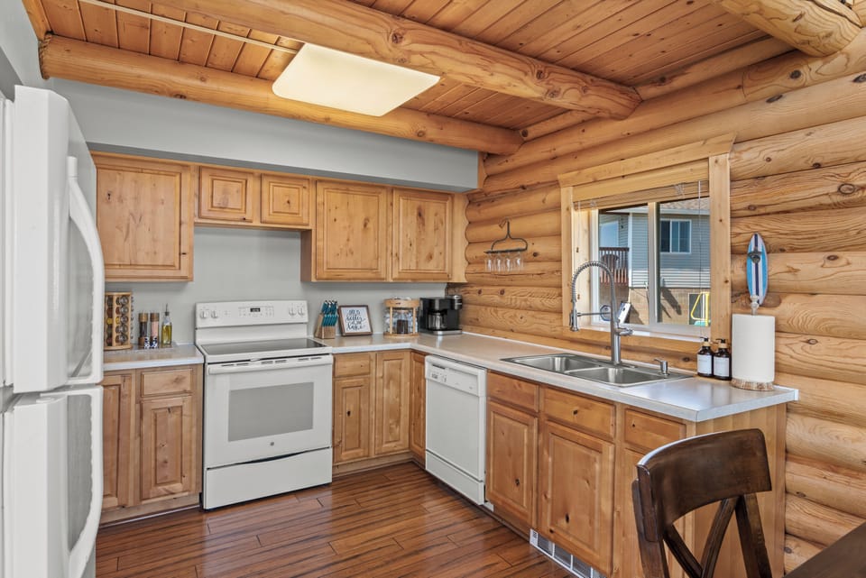 Prepare your favorite meals in our open concept kitchen, fully equipped with all the essentials. Forgot an ingredient? Mike's Market is only a 5 minute drive away!