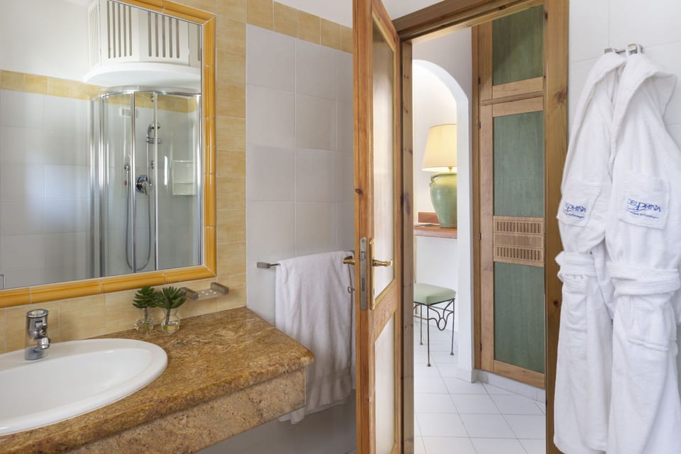 Senior Suite, Sea View | Bathroom | Shower, hair dryer, bidet, towels
