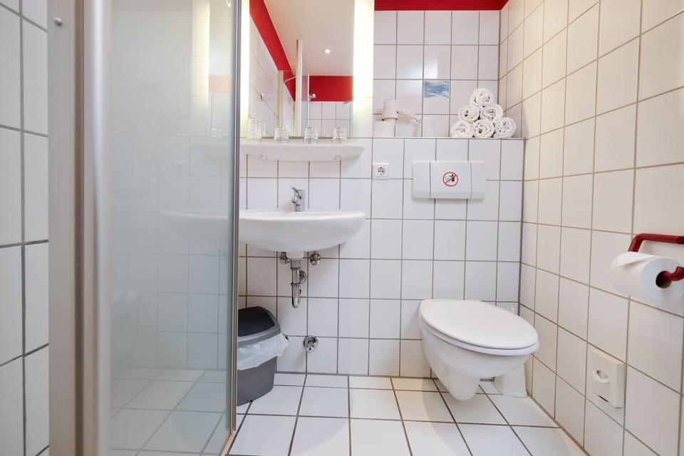 5 bed room | Bathroom | Free toiletries, hair dryer, towels, soap
