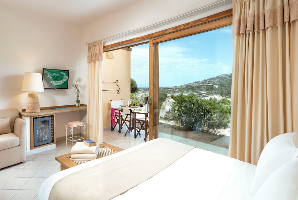 Superior Room | Hypo-allergenic bedding, minibar, in-room safe, desk