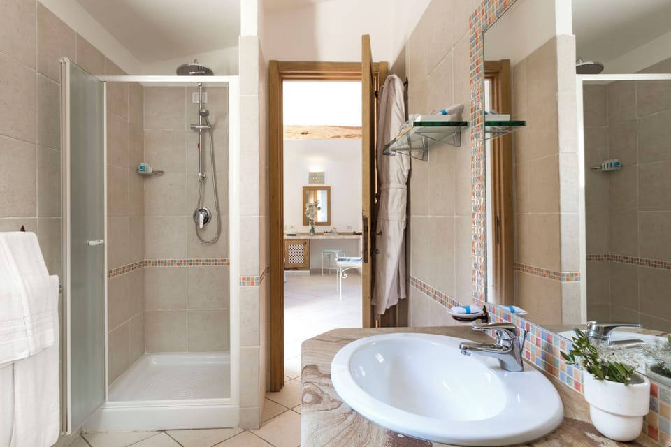 Junior Studio Suite | Bathroom | Shower, free toiletries, hair dryer, bathrobes