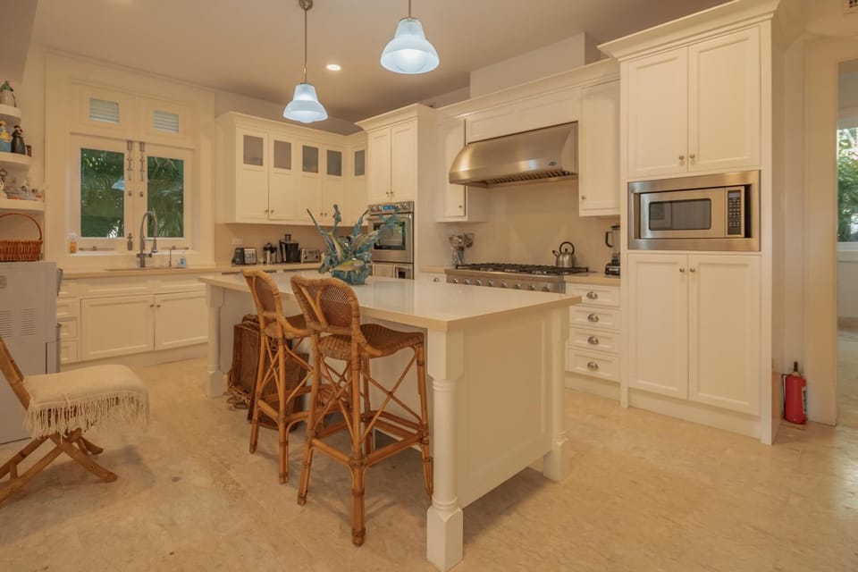 10 room mansion with amazing views and full service staff (2099)