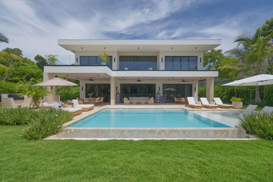 Modern lake villa with chef & English-speaking staff in beach resort (6018)