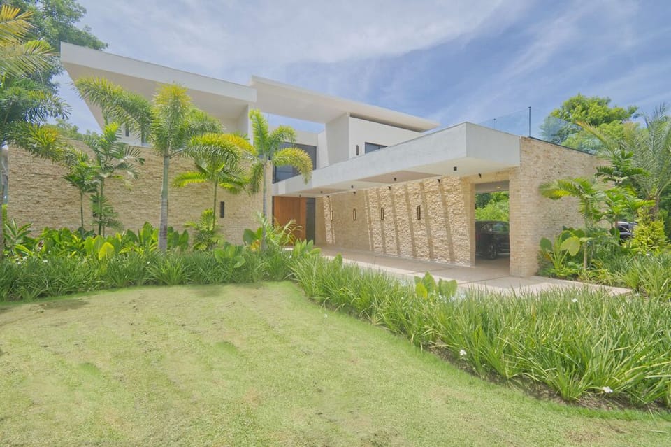 Modern lake villa with chef & English-speaking staff in beach resort (6019)