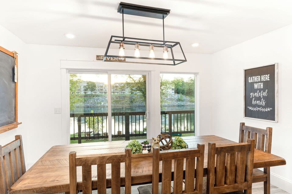 Dining area - 4 chairs and bench seating