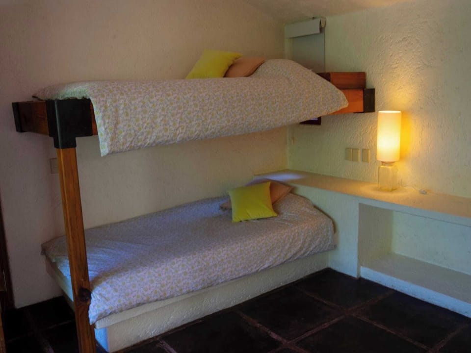 5 bedrooms, free WiFi, bed sheets