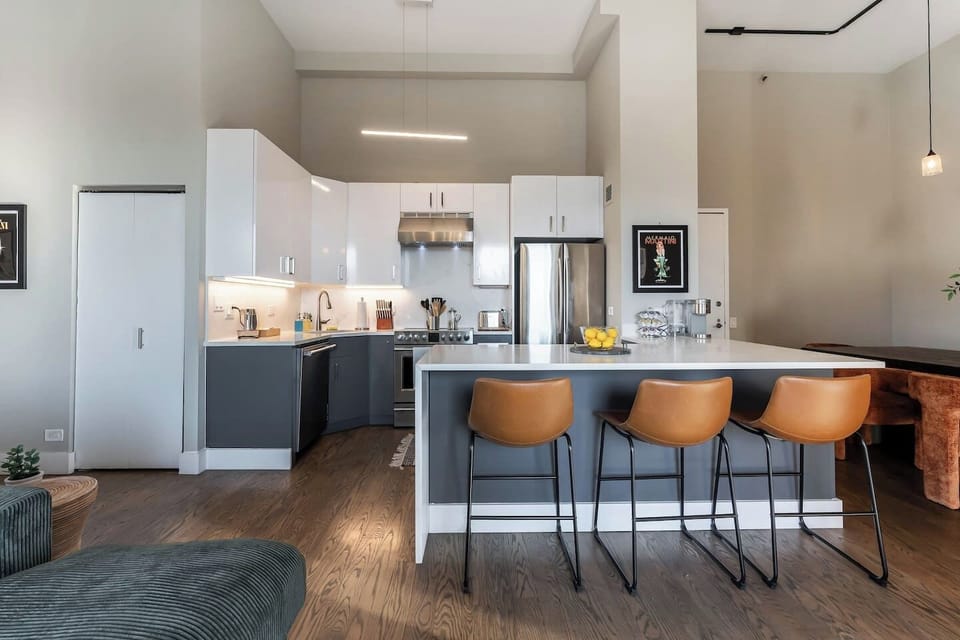 Fully equipped kitchen and a breakfast island.