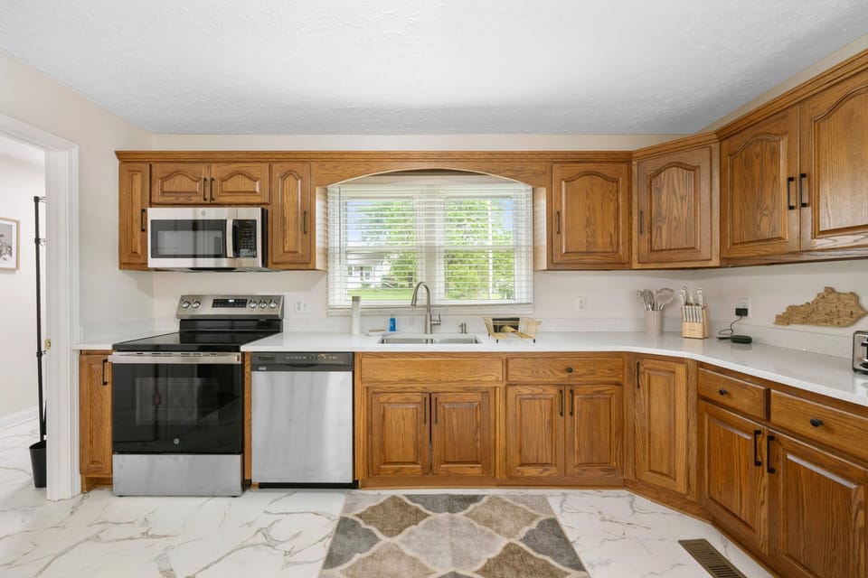 Stove, dishwasher and full kitchen