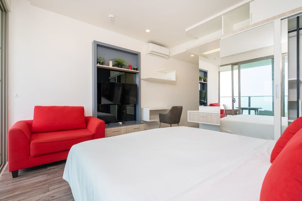 Exclusive Studio Suite, Balcony, Partial Ocean View | Free WiFi